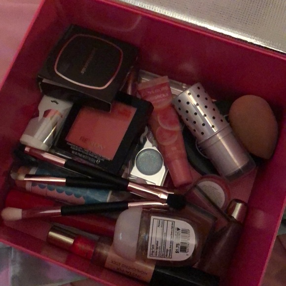 Makeup - Picture 1 of 1